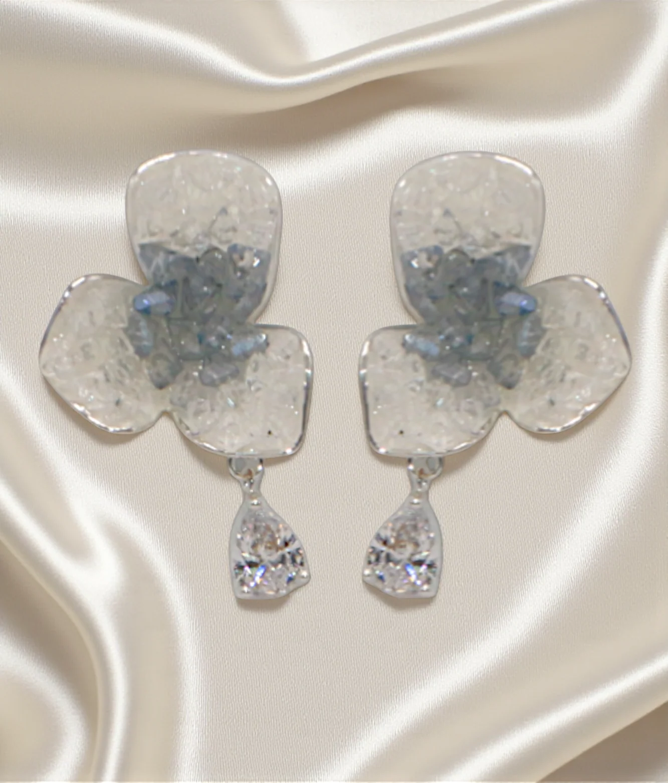 ear ring white flower with crystal stone china